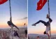 Turistă cercetată după ce a dansat provocator pe catargul cu steagul Turciei