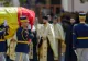 Foto: Ce alimente au primit în pungi oamenii veniți la înmormântarea lui Ion Iliescu