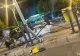 Accident grav în București. Un șofer de 20 de ani, rănit după ce a lovit un refugiu de tramvai și s-a răsturnat cu mașina 