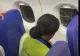 Video. Zbor Londra–Bacău cu scoci la geam. Pasagerii, hohote de râs când personalul companiei a aplicat banda adezivă