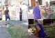 Imagini șocante suprinse în curtea unei biserici! Doi tineri au bătut fără milă un bătrân