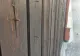 Un băiețel de 7 ani a fost grav rănit, după ce a căzut cu trotineta într-un gard plin de cuie, puse intenționat