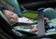 Drama unui copil de un an și jumătate: a căzut din mașina aflată în mers după ce fratele său mai mare i-a desfăcut centura de siguranță