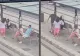 Scene șocante în Reșița: Două minore, bătute ziua în amiaza mare în stația de tramvai, în timp ce oamenii din jur privesc nepăsători