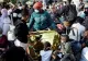 Incident revoltător la Paris: doi tineri au urinat pe o femeie însărcinată fără adăpost și pe copiii ei, în timpul unei manifestații