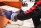 Tot mai mulți români se plâng că sunt țepuiți la Easybox. Chiar dacă statusul arată că pachetul a fost livrat și ridicat, sertarul lockerului este gol