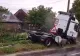 Accident din cauza carosabilului ud: un șofer a pus la pământ un stâlp și un gard