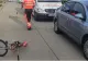 Atenție la noua înșelătorie în trafic prin „metoda accidentul”. Biciclist cu păpușă, pe post de victimă „accidentată”