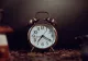 Când se dă ceasul la ora de iarnă în 2025: de ce schimbarea are loc doar în weekend?