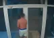 Bărbat drogat și dezbrăcat, surprins intrând în mai multe apartamente. Locatarii, șocați de incident