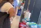 Video. Cantitatea-record de produse furate de două hoațe dintr-un hypermarket. Femeile au acoperit un raft întreg cu marfa sustrasă