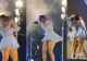 Incident neobișnuit la un concert: cântăreața a fost lovită de o dronă pe scenă