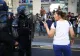 Proteste Franța. Un ofițer de poliție a fost filmat împingând o femeie în Marsilia VIDEO