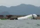 Tragedie pe Aeroportul din Hong Kong: un avion cargo a lovit un vehicul și s-a prăbușit în mare. Doi oameni au murit