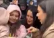 Gest simbolic la Buftea: jurnalista Alessia Păcuraru a oferit bomboane copiilor veniți la acțiunea de susținere a lui Călin Georgescu - VIDEO