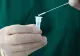 Noi variante Covid se răspândesc rapid. Cât de periculoase sunt durerile în gât și răgușeala?