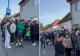 Haos în Brașov: sute de oameni au format o coadă uriașă pentru o șaorma gratuită. Românii au stat chiar și 6 ore la rând