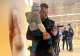 Un polițist a calmat un copil speriat în pasajul Unirii, în timp ce mama acestuia avea contracții. Gestul superb nu a fost trecut cu vederea