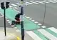 Doi hoți cu motocicleta au eșuat spectaculos după ce au încercat să jefuiască o turistă. Reacția femeii a devenit virală