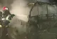 Panică pe șosea! Un microbuz în care se aflau 5 pasageri a luat foc în mers, la Ocnele Mari. Autovehiculul a ars ca o torță FOTO