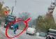 Mamă surprinsă în timp ce traversează printre TIR-uri, cu copilul în brațe. Mesajul Poliţiei: „Indiferența poate să te lovească într-o bună zi“ - VIDEO