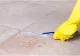 Soluția simplă și eficientă care albește rosturile negre cât ai clipi. Nu o să ai nevoie de oțet sau înălbitor 