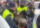 Atac la Stegarul dac, la un an de la anularea alegerilor: Cezar Avramuță, săltat de polițiști și jandarmi și băgat în mașina de poliție VIDEO