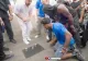 „Combinatorii” cu alba-neagra de la turnul Eiffel au fost săltați de polițiștii francezi. Un influencer i-a dat în vileag. Cât câștigau pe zi