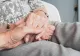Gest din gelozie: o femeie de 76 de ani, atacată cu o scrumieră de partenerul ei cu aproape 30 de ani mai tânăr. O vecină i-a salvat viața