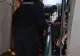 Incendiu mortal în bloc. Bărbat de 42 de ani, găsit fără viață. Pompierii au fost nevoiți să spargă ușa - VIDEO