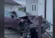 Momentul în care o mașină se izbește violent de o casă, chiar în dimineața de Crăciun. Proprietarul e disperat, impactul i-a distrus structura casei - VIDEO