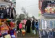 ”Nimeni singur de Crăciun”. Un preot din Brăila și un grup de copii aduc bucurie familiilor nevoiașe în prag de sărbători