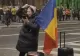 Incident la mitingul din Piața Victoriei. Ce a pățit o protestatară care a venit cu drapelul României și a pus muzică patriotică - Video