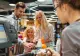 Ziua preferată a românilor pentru cumpărături. Retailerii fac atunci cele mai mari încasări din săptămână