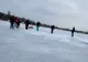 Gerul a transformat lacul Snagov într-un imens patinoar natural. Oameniin s-au avântat pe gheață, după ce o fetiță a fost la un pas de tragedie la Craiova