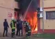 Incendiu puternic în Reșița. Bloc în flăcări, oamenii au fost evacuați de urgență. Salvatorii intervin - VIDEO