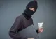 Noua metodă de fraudă „atingerea fantomă”: escrocii îți pot lua banii prin simpla prezență lângă tine, fără să te atingă