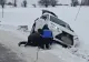 Intervenție salvatoare a jandarmilor pentru o familie cu doi micuți, rămasă blocată în șanț după un accident cu mașina VIDEO