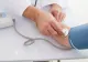 Tăierea primei zile de concediu medical lovește pacienții cronici și oncologici. Scrisoare deschisă către Bolojan: „Nu e o corecție, e pâinea pe o săptămână”