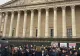 Haos la Paris, pe fondul protestelor masive ale agricultorilor. Șefa Adunării Naționale, huiduită de protestatari și lovită cu un obiect aruncat din mulțime – VIDEO | LIVE TEXT