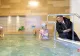 Kim Jong Un, blindat cu pufoaică la marginea piscinei, restul lumii în costum de baie. Inaugurare ca la carte în Coreea de Nord. VIDEO
