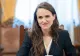 Oana Țoiu fuge în continuare de întrebările jurnaliștilor. Rezista de la Externe refuză să facă lumină în cazul Irinei Ponta -VIDEO