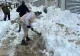 Străzi blocate în Bragadiru. Oamenii își deszăpezesc singuri căile de acces