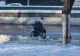 Ireal: Un bărbat în scaun cu rotile, nevoit să circule pe carosabil, printre mașini, din cauza trotuarelor necurățate