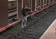 Scene de groază la metrou: Un bărbat a coborât desculț pe șine și a amenințat că se sinucide. VIDEO
