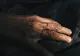 Bătrânii îngheață în case din cauza sărăciei. Un bărbat din Iași, găsit în hipotermie severă