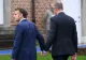 Emmanuel Macron și Friedrich Merz, apariție neașteptată la summitul informal: unitate afișată în ciuda tensiunilor economice. Cei doi s-au ținut strâns de mână