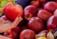 Alertă alimentară în Europa. Pesticide cu risc cancerigen, descoperite în 85% dintre merele analizate