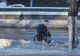 Om în scaun cu rotile, în zăpada din București. Imagini de pe cel mai circulat bulevard | VIDEO