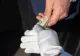 Medic din Alba, prins din nou cu șpaga în mână. Anchetatorii spun că fabrica pensionari falși
